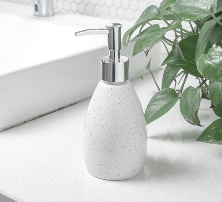 Gốm Bát Tràng mang đậm giá trị truyền thống Việt Nam, với các sản phẩm được làm thủ công, hoa văn vẽ tay tinh xảo