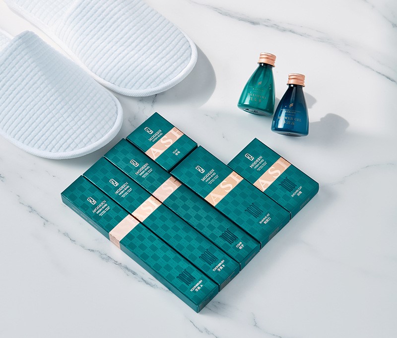 Thiết kế tối giản này cũng giúp logo và thông tin thương hiệu của khách sạn trở nên nổi bật hơn khi được in lên