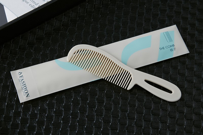 Lược treo đơn giản nặng 7.6 gram, màu ngà/hạnh nhân đồng bộ với bàn chải.