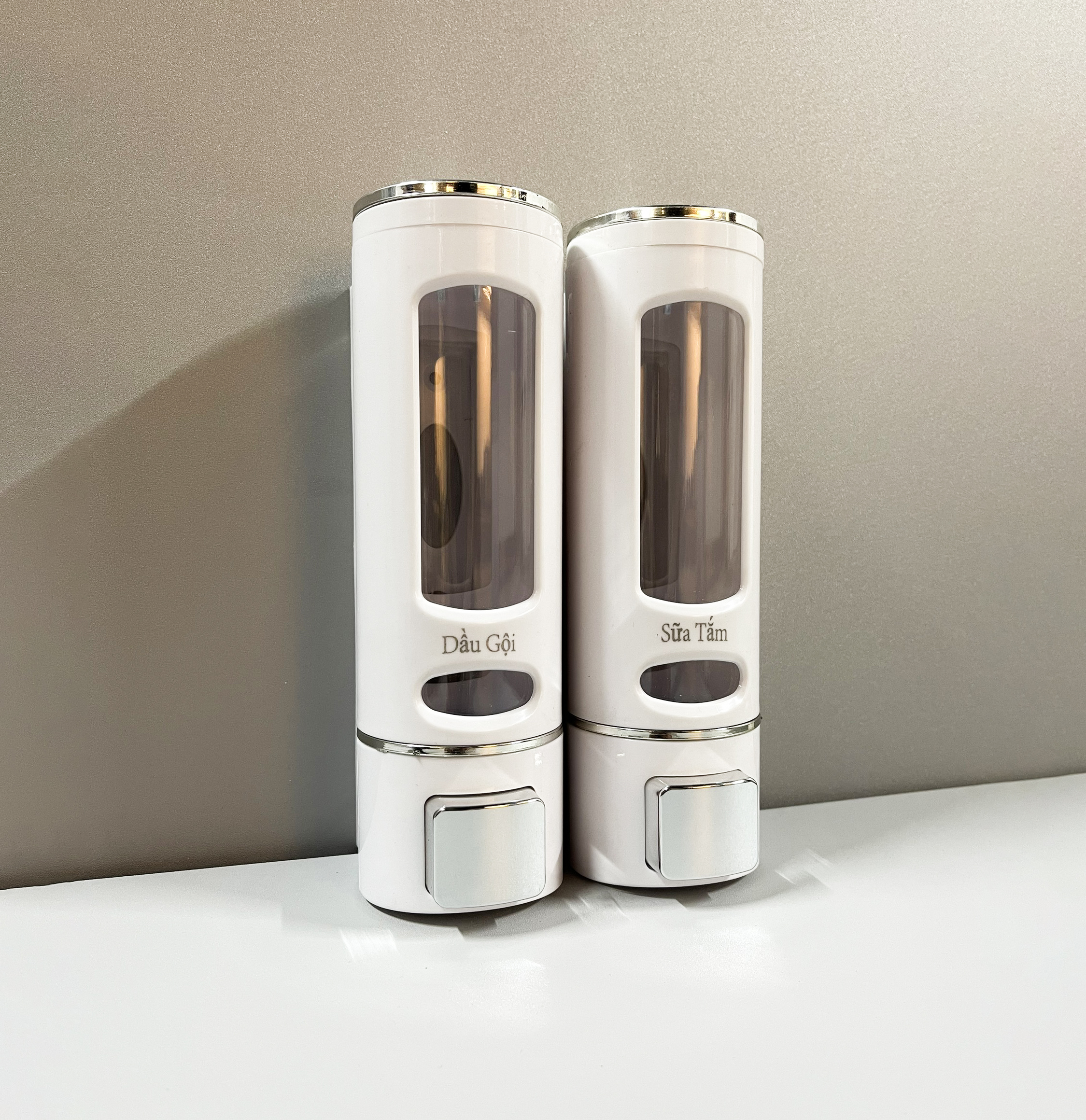 Các chất liệu phổ biến nhất để sản xuất hộp đựng dầu gội sữa tắm gắn tường bao gồm nhựa ABS cao cấp, Inox (thép không gỉ)