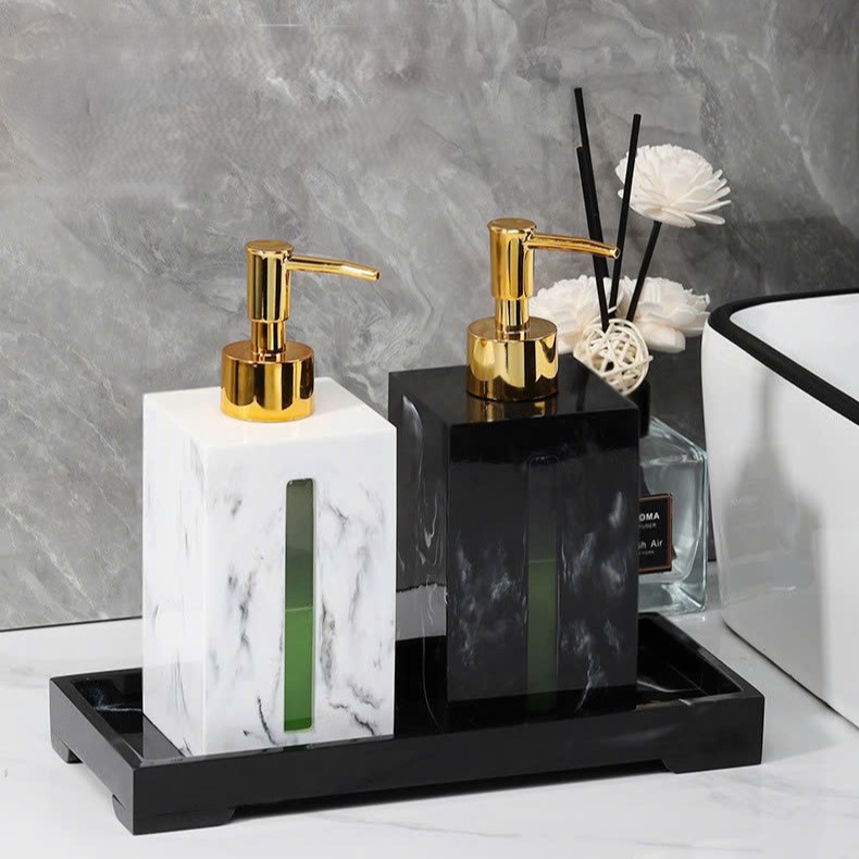 Chất liệu sứ mang lại vẻ đẹp sang trọng, tinh tế với bề mặt men bóng, mịn màng và rất dễ vệ sinh