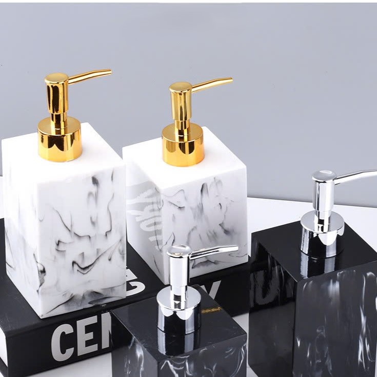 Bình đựng dầu gội sữa tắm là một vật chứa được thiết kế để lưu trữ và phân phối các sản phẩm dạng lỏng hoặc gel