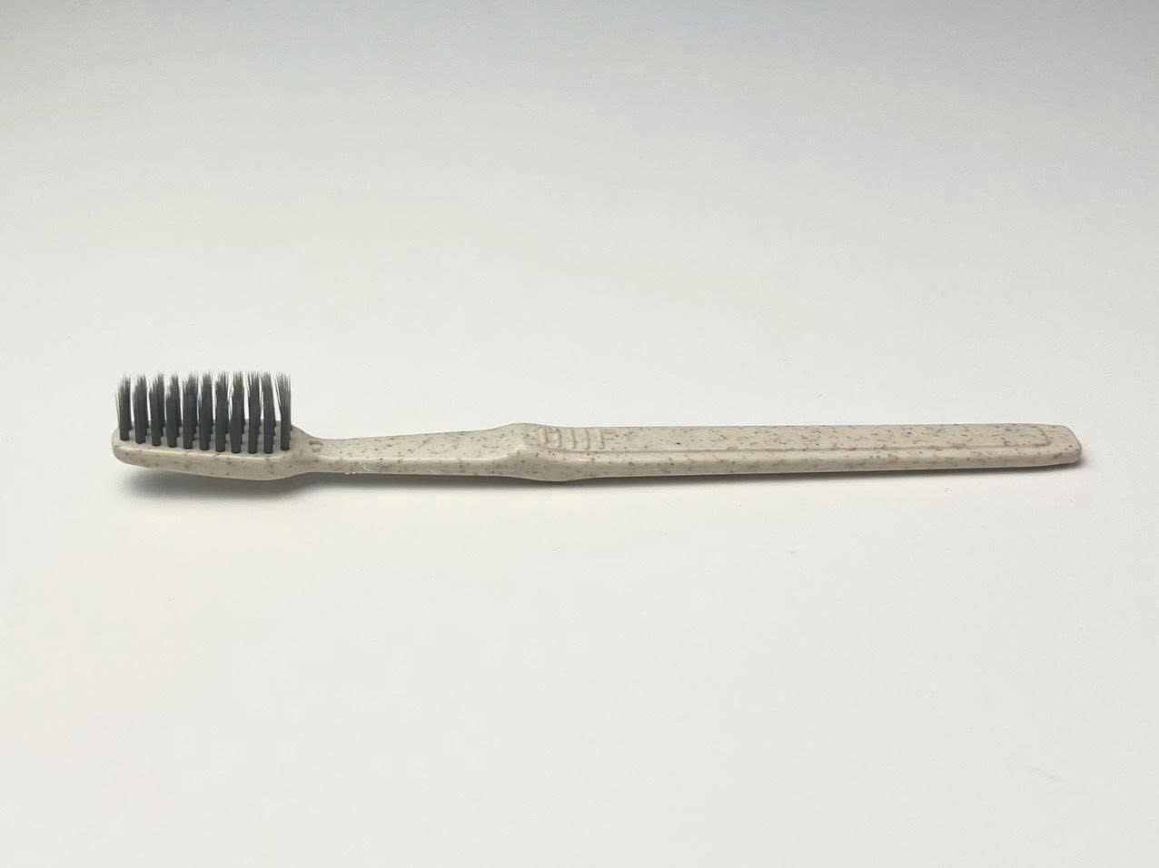 Thân bàn chải khách sạn thường được làm từ nhựa (PP, PS), nhựa sinh học (từ lúa mạch, tinh bột ngô)