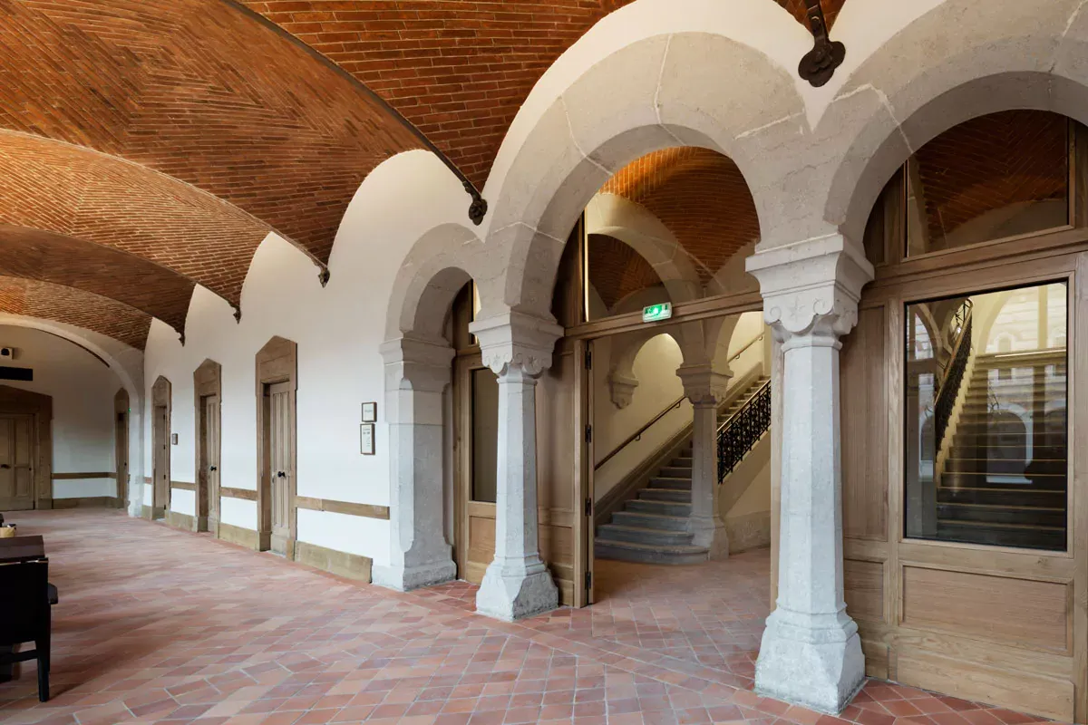 Thiet Ke Noi That Hang Phong: Moi Canh Cua La Mot Cau Chuyen