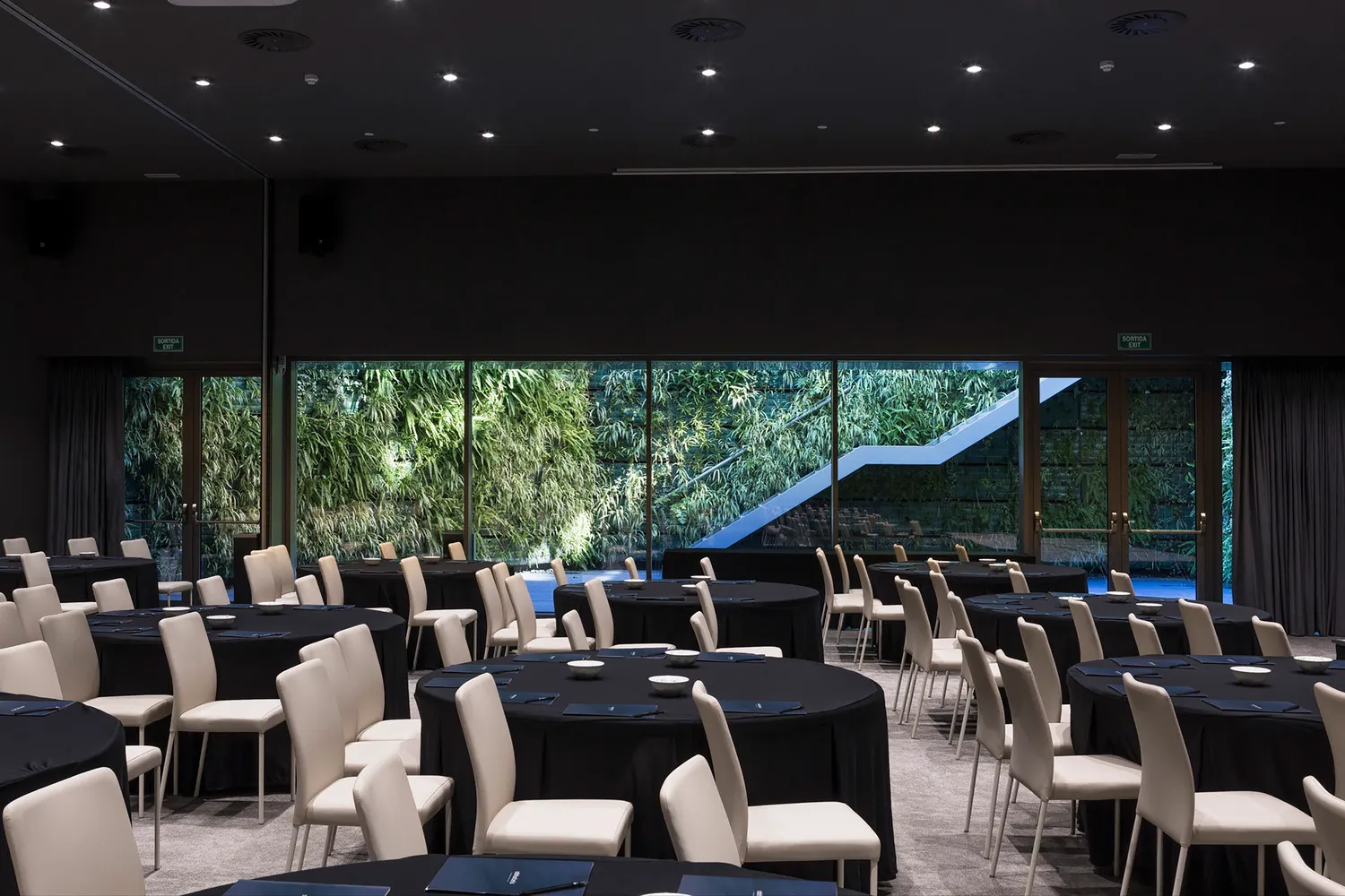 Thiet ke noi that: Phong cach Modernism & Giai phap Vat lieu Tien tien