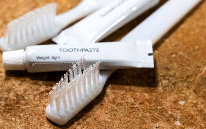 Các yếu tố ảnh hưởng đến giá sỉ bàn chải khách sạn