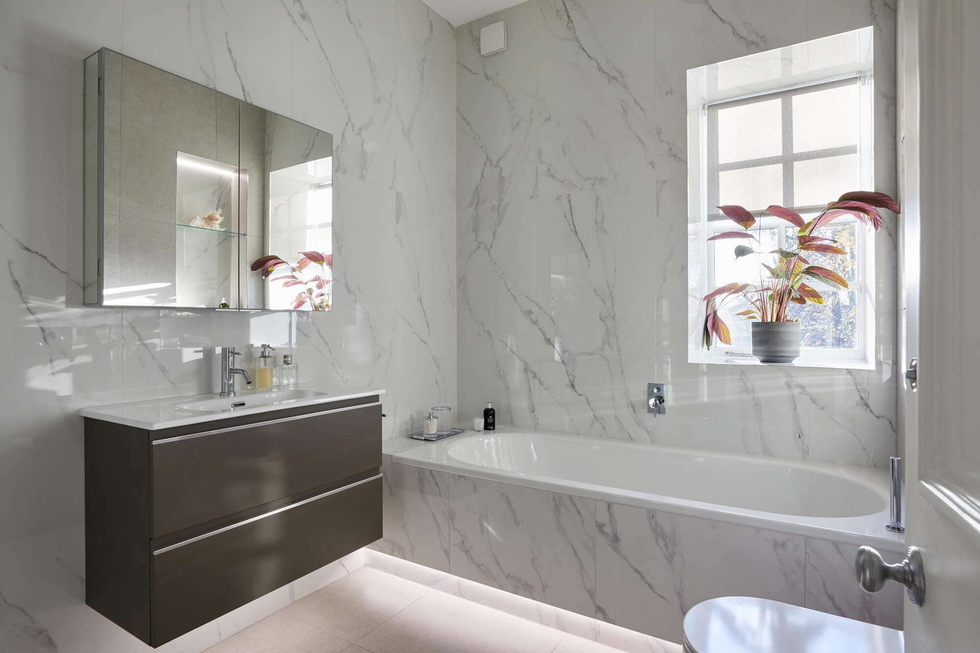 Thiết kế phòng tắm phong cách "Affordable Luxury": Bí quyết tạo điểm nhất cho khách sạn 3 sao